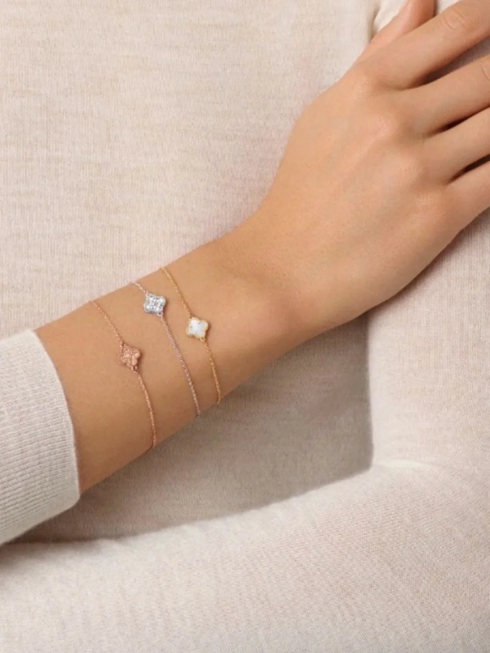 Gold  Bracelet with White Pearl 9 mm motif